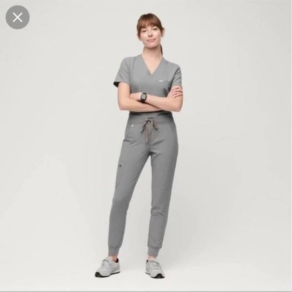 Figs Catarina top (XS) and Zamora bottoms (XSP) in Dark Space Gray